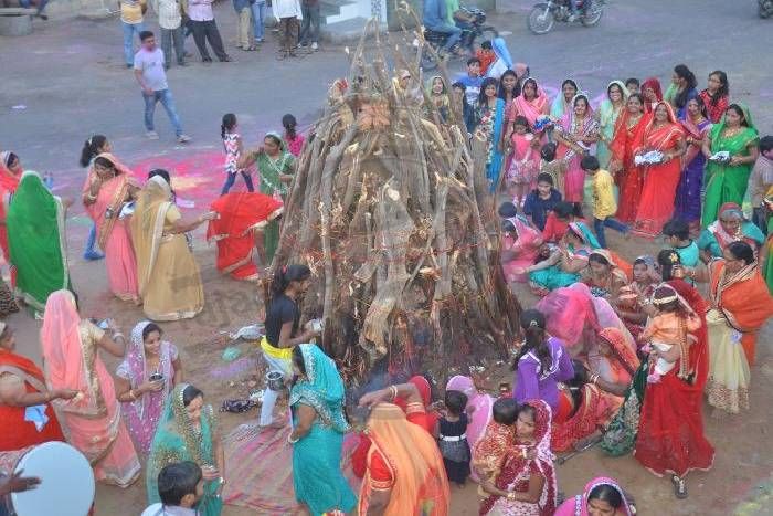 barmer होली के रंगों में सराबोर हो उठे थारवासी, रंग से भरी पिचकारियों ने किया धमाल