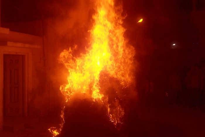 मथुराः 30 फीट चौड़ी जलती होलिका में कूद गया एक शख्स, कहा-मुझ पर प्रह्लाद आ गए थे