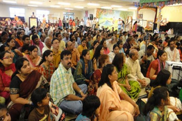 hindu people 40 सालों में तीन फीसदी घटी देश में हिंदुओं की आबादी