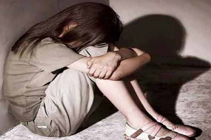 चार पुलिसकर्मियों ने 10वीं की छात्रा से किया GANG RAPE, पीसीआर वैन में दिया दरिंदगी को अंजाम!