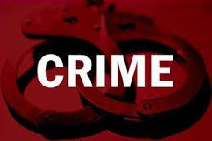 राहगीरों पर रंग डालने से रोकने पर पुलिस कर्मियों को पीटा