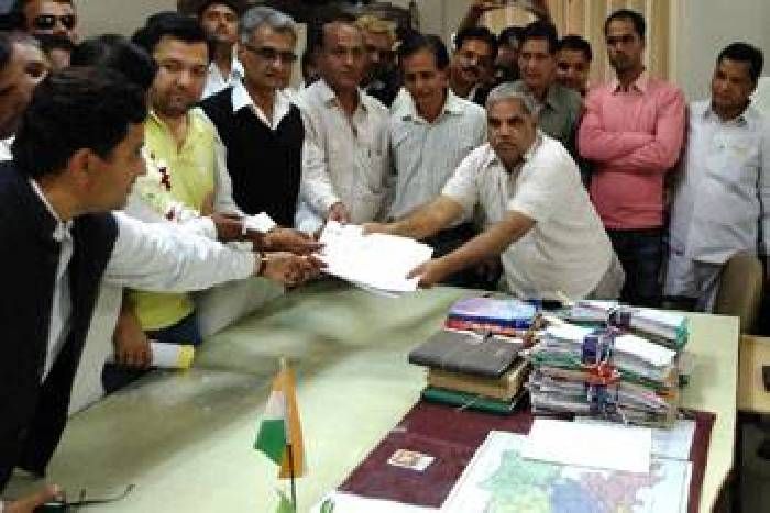 कांग्रेस प्रत्याशी ने किया नामांकन दाखिल