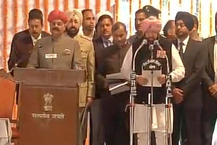 कैप्टन अमरिंदर सिंह ने ली शपथ, बने पंजाब के मुख्यमंत्री, जानिए सिद्धू को मिला कौनसा पद