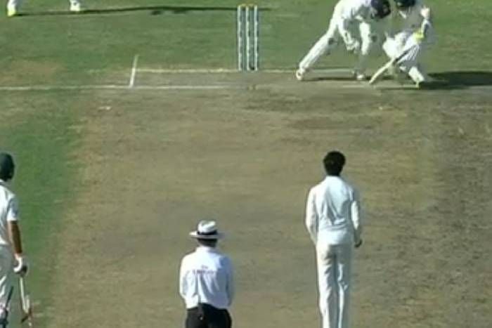 Ranchi Test VIDEO : स्टीव स्मिथ की गोद में आ गिरे साहा, खिलाड़ियों के साथ ही अंपायर भी नहीं रोक पाए हंसी
