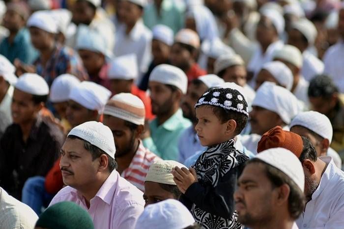 Posters in UP बरेली में मुस्लिमों को गांव छोड़ने की धमकी, जानिए पूरी घटना