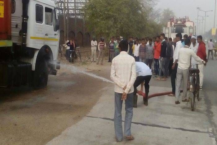 ट्रक से बिजली के तार टकराए, टायर में आग लगी, ड्राइवर करंट की चपेट में आया