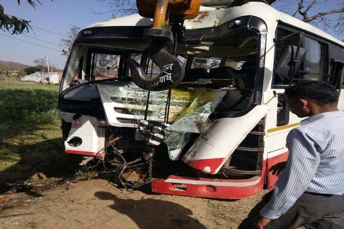 लोक परिवहन की बस पेड़ से टकराई, एक दर्जन यात्री घायल, लगा जाम