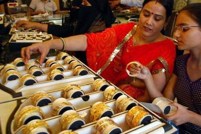 gold-slips सोना आया 29 हजार की नीचे, चांदी की किमतों 350 रुपए की गिरावट