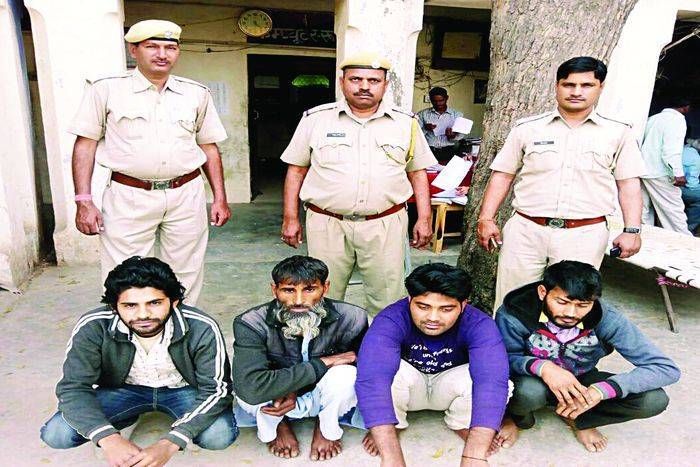 आर्थिक तंगी हुई तो चल दिए बैंक लूटने , पुलिस भी चौंक गई