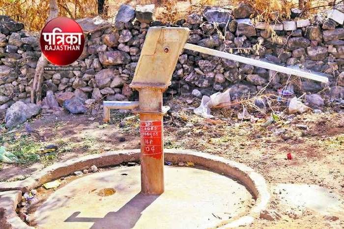 सावधान: इस लाल रंग पुते हैंडपम्प का पानी पिया तो आपकी खैर नहीं, इस गांव की अनोखी कहानी, क्या है इसकी वजह? पढ़ें पूरी खबर