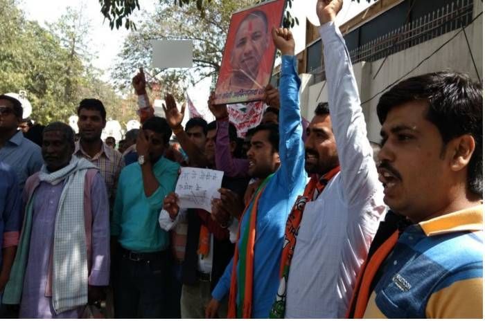 यूपी सीएम को लेकर गर्माई बीजेपी की अंदरूनी सियासत, सड़क पर उतरे मोर्य-योगीनाथ के समर्थक