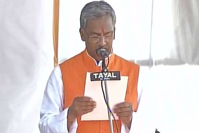 Trivendra Singh Rawat उत्तराखंड के 9वें मुख्यमंत्री बने त्रिवेंद्र रावत, सतपाल महाराज समेत 9 मंत्रियों ने ली शपथ