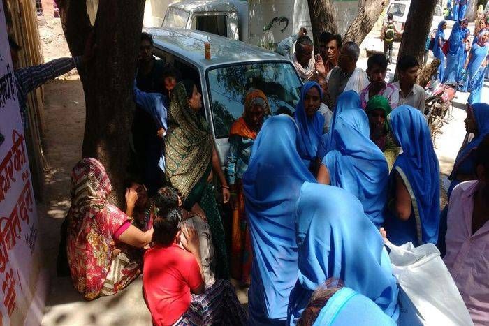 बाइक से बाइक टकराई, महिला की सिर में चोट से मौत