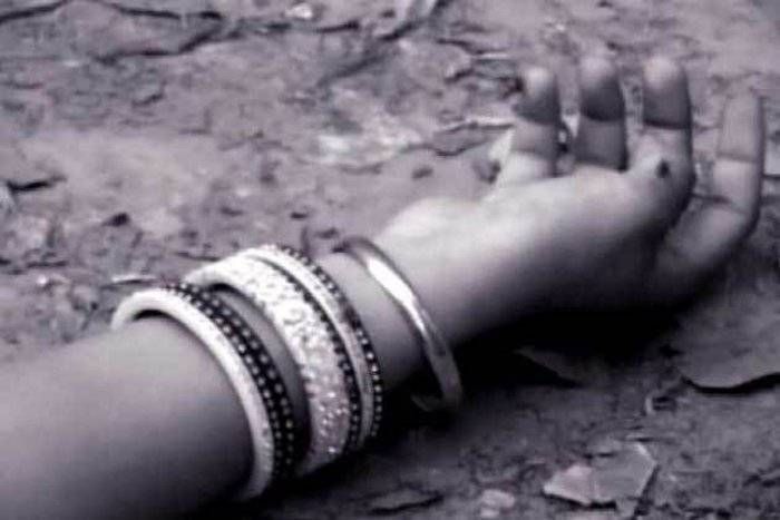 sucide attempt दो बेटियों को ट्रेन के आगे फेंक कूदी मां लेकिन उसके बाद .....