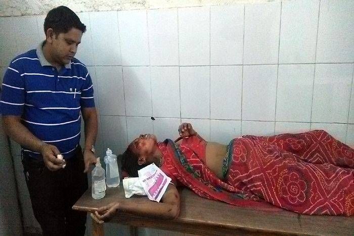 डिवाइडर पर बैठ बस का इंतजार कर रही महिला के ट्रक ने मारी टक्कर, बच्चे को खरोंच तक नहीं आई