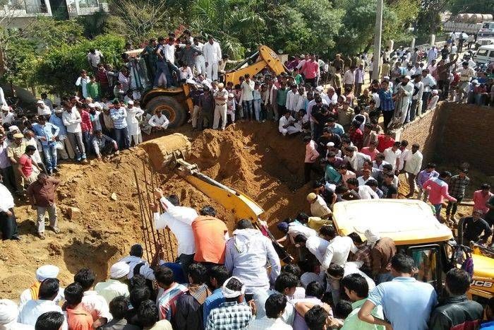 निर्माणाधीन इमारत में सेप्टिक टैंक की खुदाई के दौरान मिट्टी ढहने से एक श्रमिक की मौत