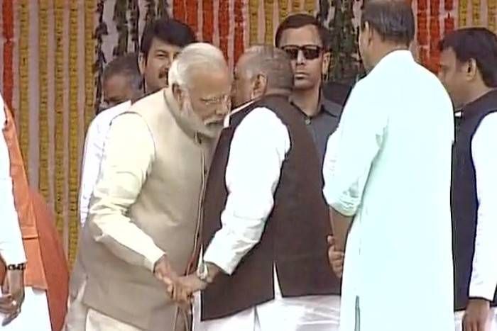 Mulayam and modi सीएम योगी को बधाई देने आए मुलायम-अखिलेश, यूं मिले नेताजी और पीएम मोदी