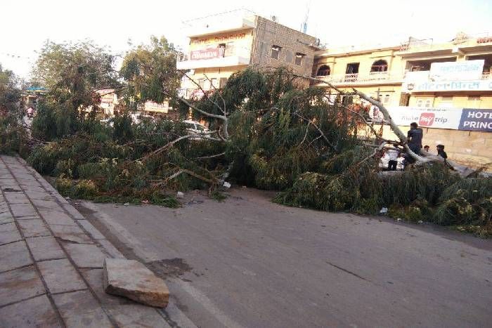 andhad 36 किमी प्रति घंटा रफ्तार से आया अंधड़, कई जगह आए फॉल्ट !
