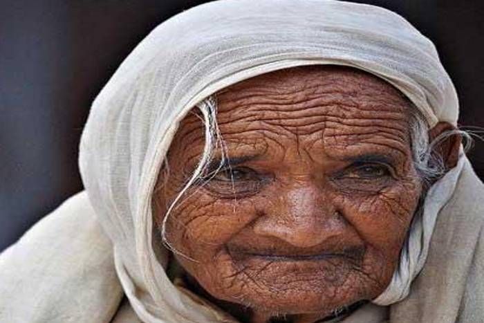 old mother बेटों ने नहीं दिया खाना फिर भी माँ ने कहा- ''बेटों को बस यूं ही थोड़ा सा डांट दें लेकिन जेल नहीं भेजें''