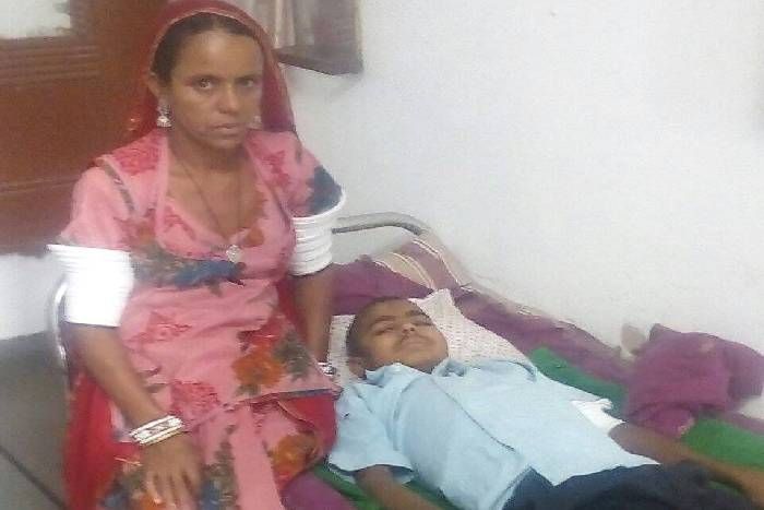 barmer बेटे की किडनी खराब, इलाज के पैसे नहीं, तिल-तिल भुगत रहा बेटा