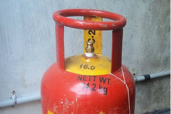 Handle gas देखें VIDEO: बचाएं अपनो का जीवन, गैस सिलेंडर ब्लास्ट से ऐसे करें बचाव