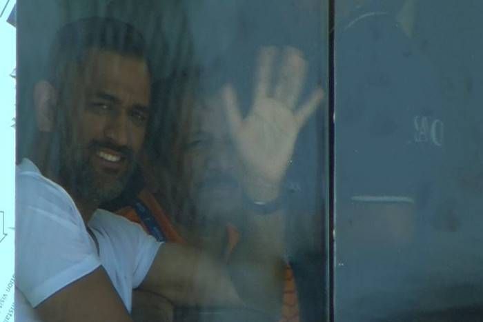 dhoni टीम इंडिया को चीयर करने पहुंचे धोनी, स्टेडिम गूंजा माही...माही
