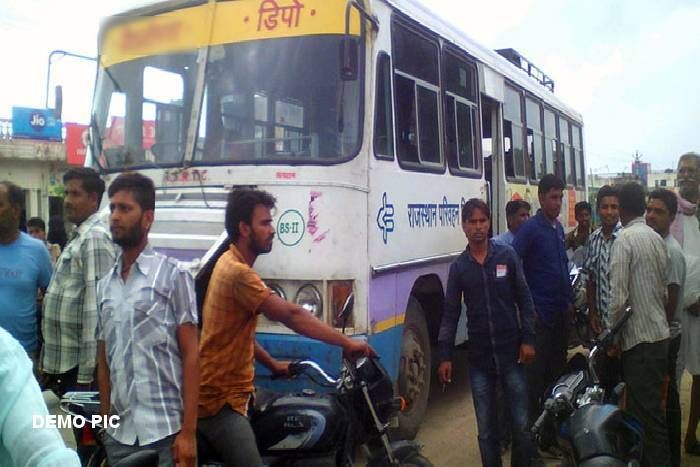 fighting with Roadways bus driver conductor बांसवाड़ा : सवारी के चक्कर में रोडवेज बस के चालक परिचालक से मारपीट