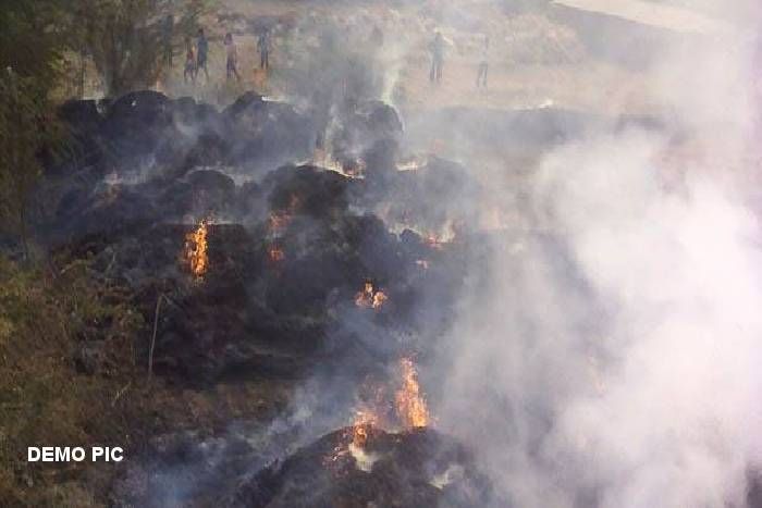 Fire, household items and new wheat burning ash in कवेलूपोश मकान में आग, घरेलू सामान व नए गेहूं जलकर राख