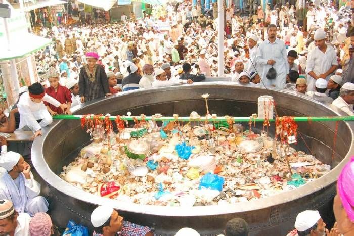 Food Cook In Ajmer Shrif Dargah Since 800 Years, Pilgrims Get Food Here - अजमेर की इस दरगाह में 800 साल से लगातार पक रहा खाना, नहीं जाता कोई यहां से भूखा | Patrika News