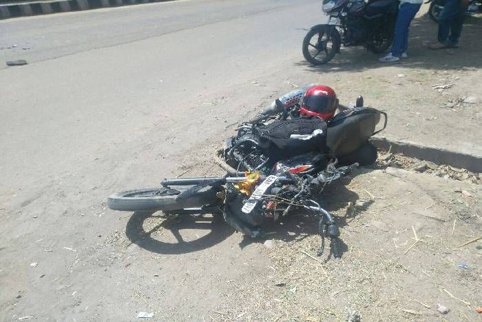 update News : ट्रोले की टक्कर से परिवार के तीन जनों की मौत