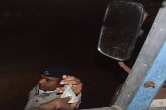 Constable suspended for illegal collection video: ट्रक चालकों से अवैध वसूली करने वाला सिपाही निलम्बित