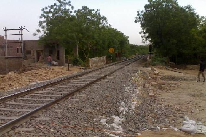 mahamandir railway station ट्रेनें ब्रॉडगेज की और स्टेशन मीटर गेज का