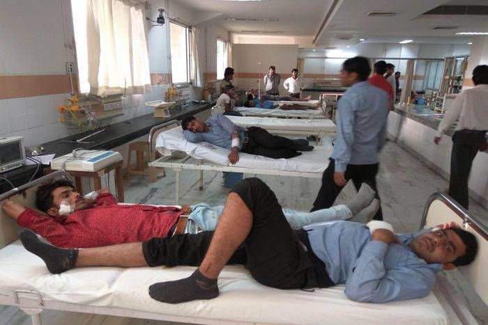 अलवर जिले के बहरोड़ कस्बे के हाइवे पर पारले कम्पनी की बस दुर्घटनाग्रस्त, एक दर्जन कर्मचारी घायल