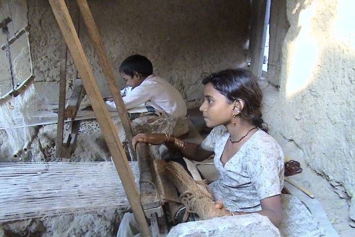 Government will teach weavers free of cost बुनकरों को मुफ्त में पढ़ाएगी सरकार, इग्नू से किया करार