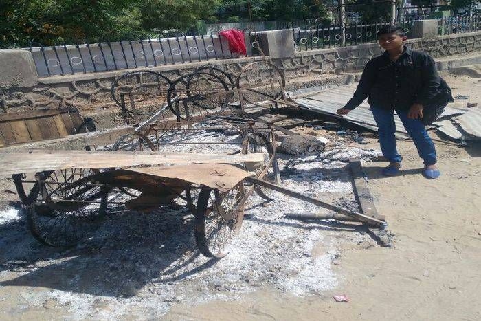 समाज कंटकों ने लगा दी दुकान में आग, जड़ी बूटी बेचने वाले का छप्पर भी जला