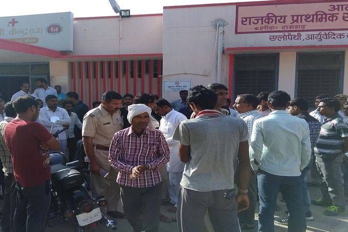 आदर्श पीएचसी का है यह हाल, प्रसूता ने अस्पताल परिसर में दिया बच्चे को जन्म, देखभाल के लिए नहीं था चिकित्सा स्टॉफ