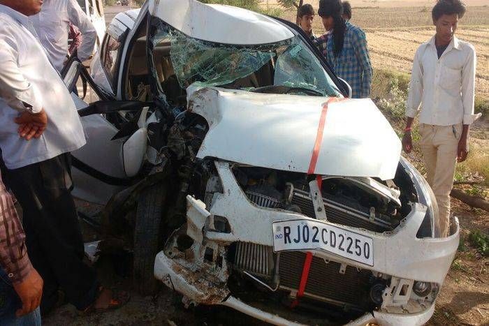 बाइक सवार को बचाने में कार पेड से टकराई, कार चालक की मौके पर मौत