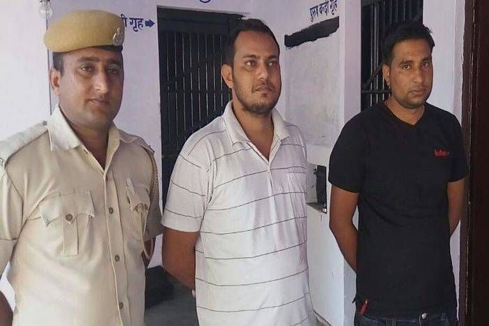 व्यापारी को धमकी देकर पैसे छीने, स्टाफ को कमरे में बंद कर पीटा