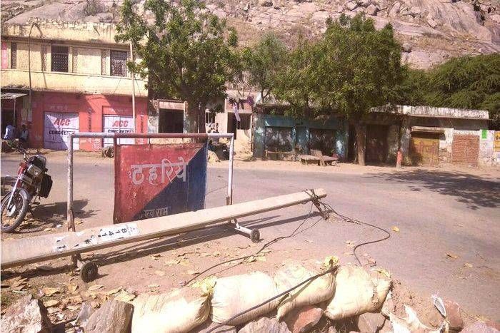 चालक था शराब के नशे में, ट्रक को टकरा दिया बिजली के खम्बे से