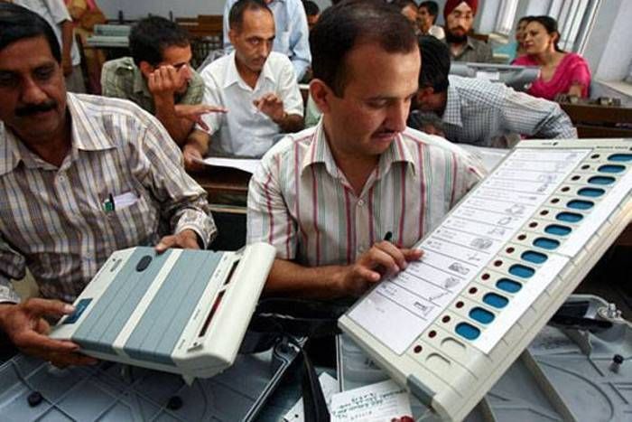 evm EVM में गड़बड़ी को लेकर विपक्ष हुआ एकजुट, केजरीवाल पहुंचे चुनाव आयोग के दफ्तर
