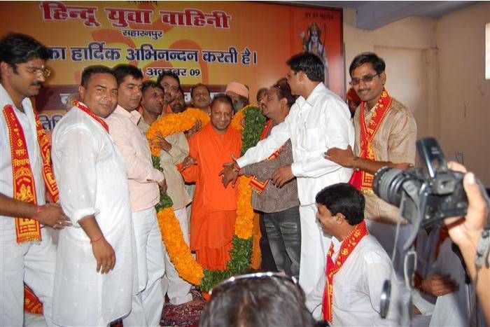 yogi adityanath योगी के सीएम बनते ही हिंदू युवा वाहिनी का बढ़ा क्रेज, सदस्यता को लेकर लोगों में मची होड़