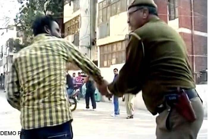 Banswara: ASI slapped the young man, then sought a बांसवाड़ा : एएसआई ने युवक को तमाचा जड़ा, फिर मांगी मांगी