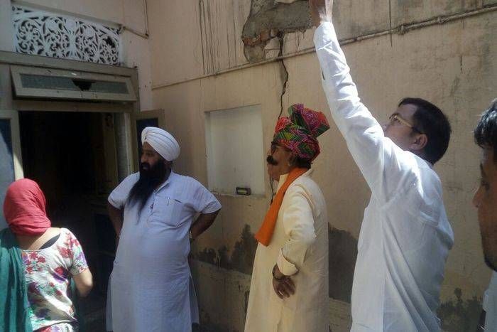 मकानों में दरारों से परेशान नागरिकों को विधायक आहूजा ने जायजा लेने के बाद दिया समाधान का आश्वासन