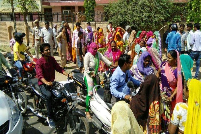 पानी नहीं मिलने के विरोध में महिलाएं सड़क पर लेट गई, लगाया जाम