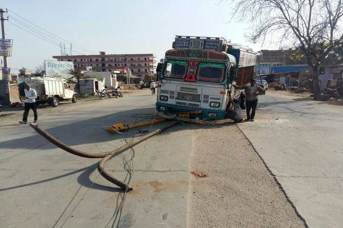 अनियंत्रित ट्रक को देख वाहन चालकों के उड़े होश
