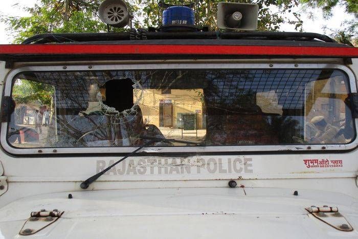बहला-फुसलाकर भगाई गई महिला के मामले में पंचायत में बुलाकर पीटा, पुलिस वाहन पर पथराव