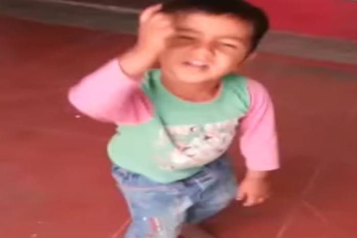 funny dance देखें VIDEO: 2 साल के छोटे बच्चे ने किया जोरदार डांस, देखकर मुस्कुरा देंगे आप