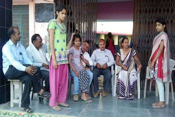 क्षेत्रीय विधायक गोलमा देवी ने ली बेसहारा बालिका की सुध, आंचल में ले बालिका को दिया प्यार