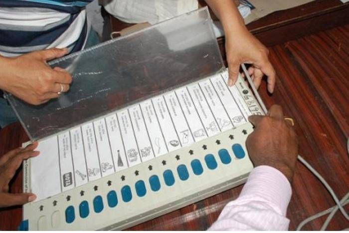 evm EVM छेड़छाड़ मामले पर चुनाव आयोग सख्त, कहा - 10 दिनों में हैक करके दिखाएं