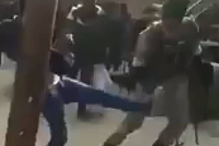 Jawan kicked जम्मू-कश्मीर: सीआरपीएफ जवान से की कश्मीरी युवक ने बदसलूकी, वीडियो वायरल